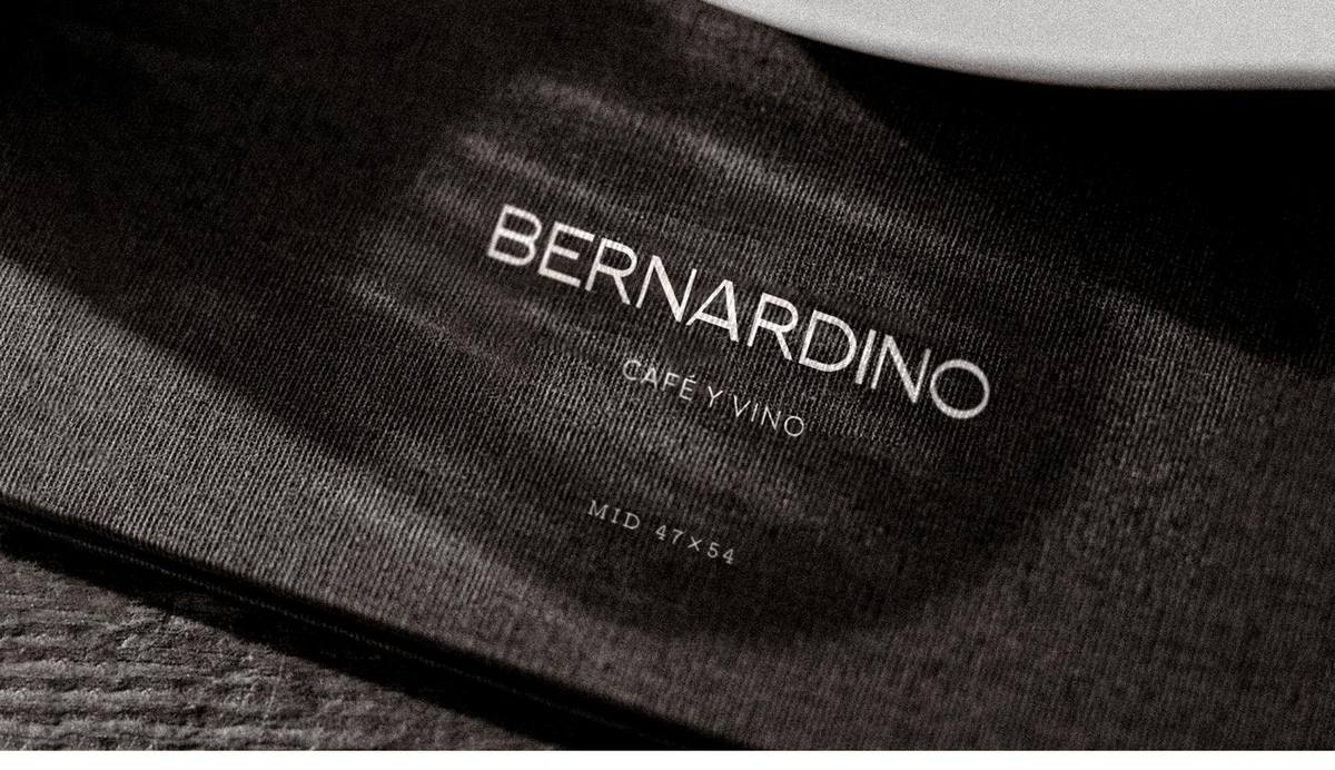 Tarjeta de café y vino sobre piedra oscura.
