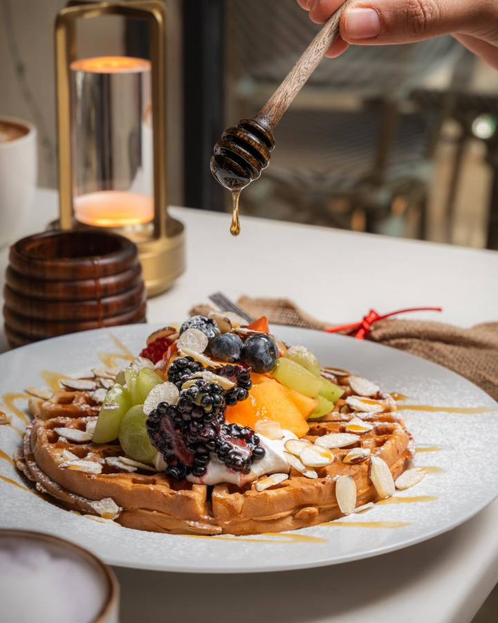 Waffle con fruta y miel
