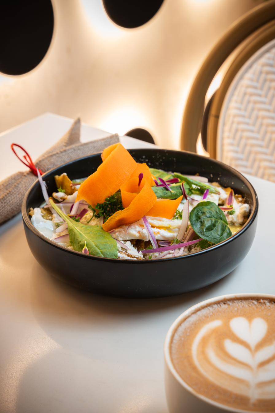 Un bowl de la casa y un latte.