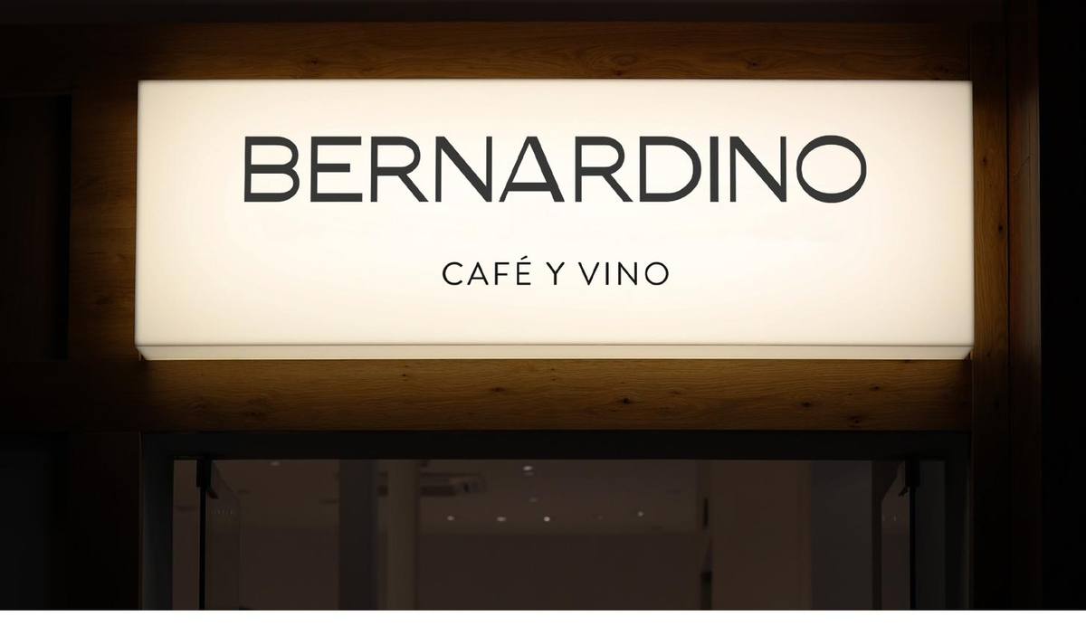 El letrero iluminado: café y vino.
