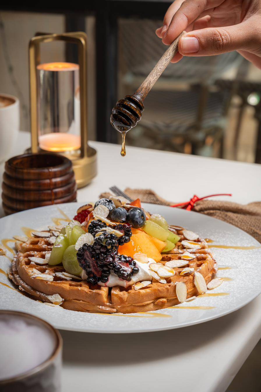 Miel que cae sobre un waffle.