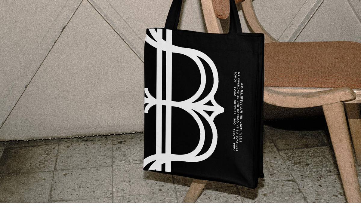 Bolsa negra con la gran B.