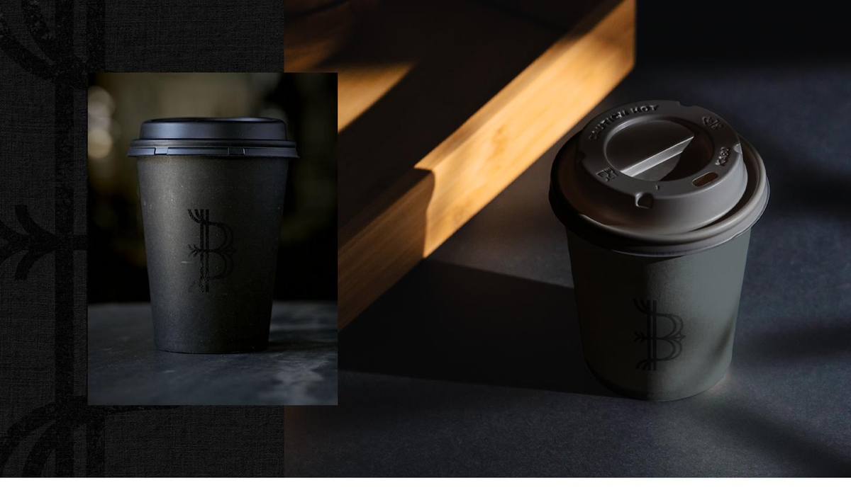 Vasos negros para llevar.