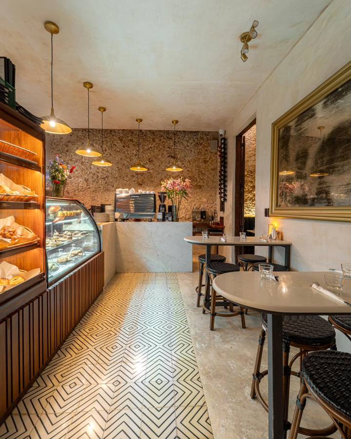 Barra de panadería con vitrina y lámparas colgantes